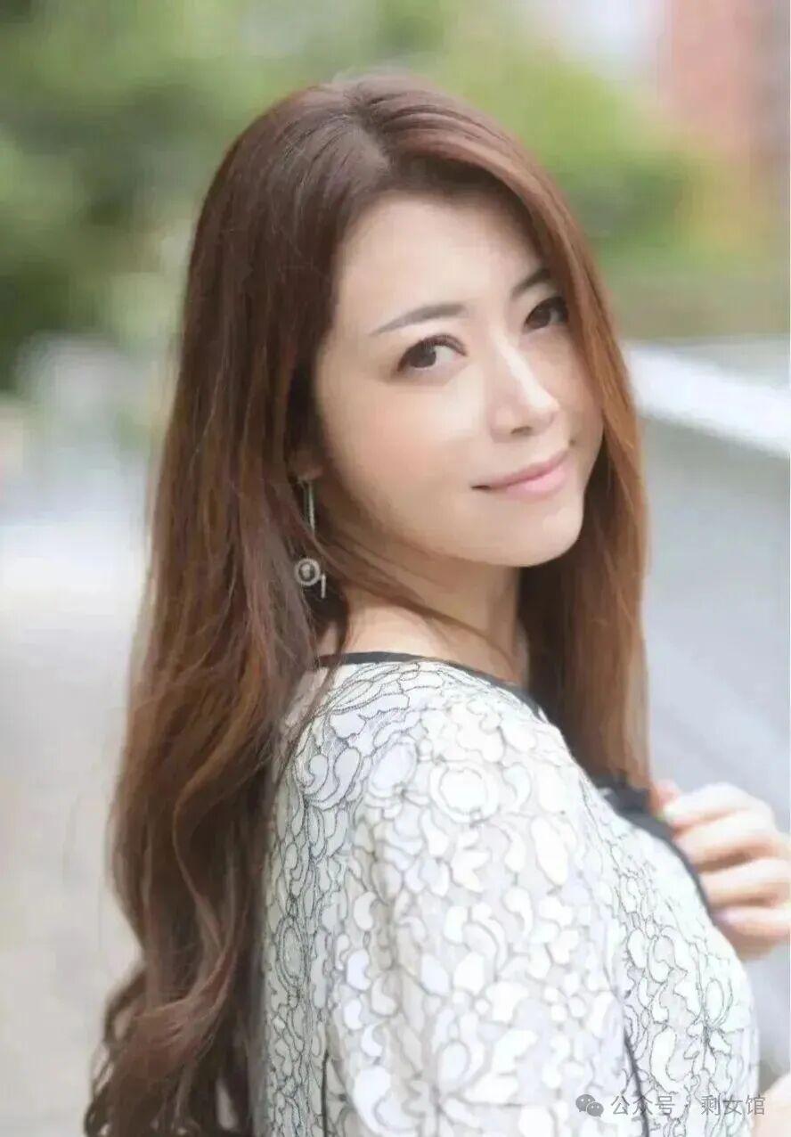 贵州凯里苗寨风光，青山吊脚楼